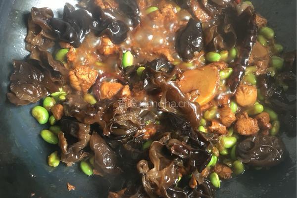木耳毛豆炒鸡肉的做法图解5