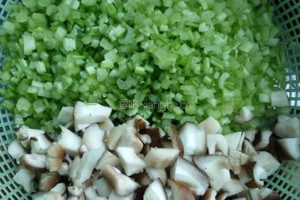 猪肉芹菜水饺的做法图解1
