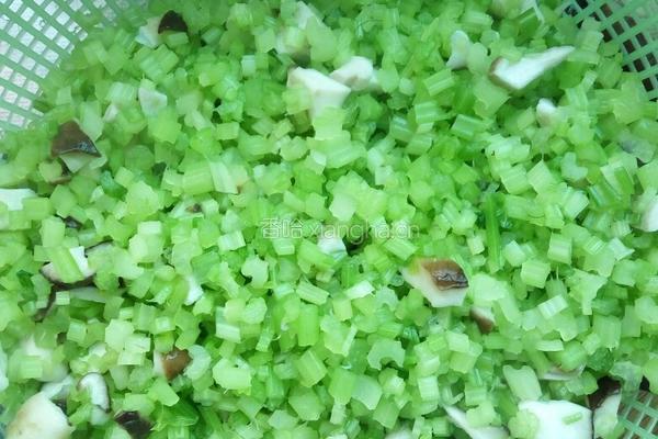 猪肉芹菜水饺的做法图解2