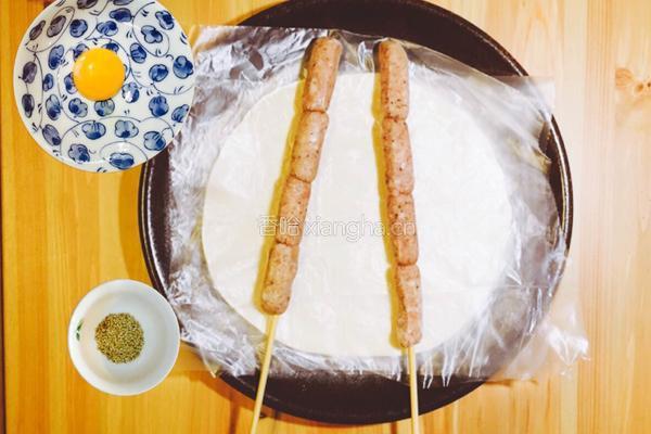 香肠一口酥的做法图解1