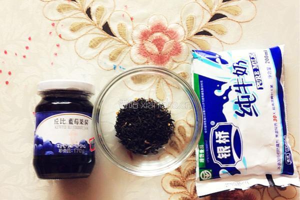 蓝莓奶茶的做法图解2