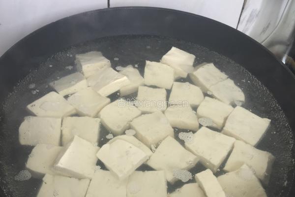咸蛋火腿烧豆腐的做法图解2