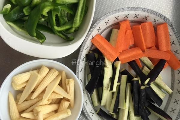 茄子青椒胡萝卜炒玉米笋的做法图解1