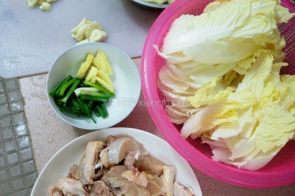 土豆焖鸡的做法图解1