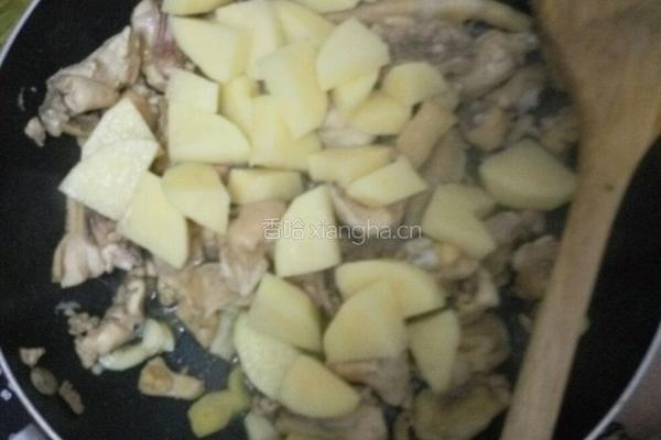 土豆焖鸡的做法图解3