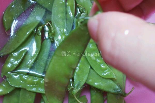 荷兰豆炒腊肠的做法图解2