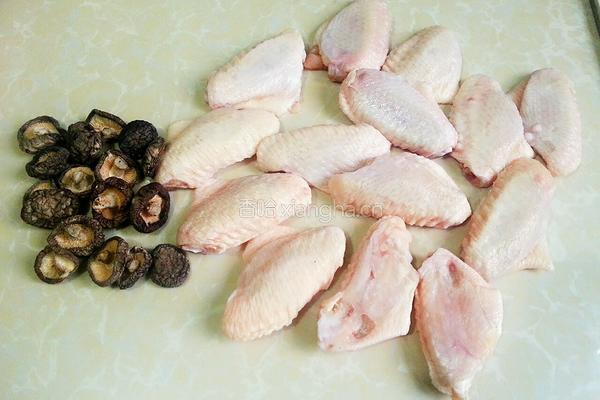 香菇蒸鸡翅的做法图解1