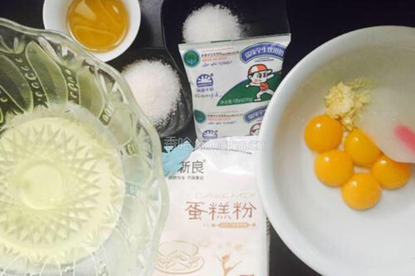 草莓酱蛋糕卷的做法图解1
