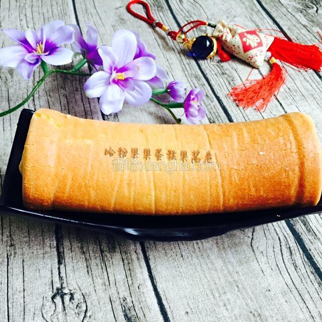 做好的蛋糕果酱卷，今天做的还躺在冰箱里面呢，图片是我第一次做的果酱卷