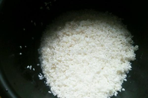 腊肉土豆焖饭的做法图解1