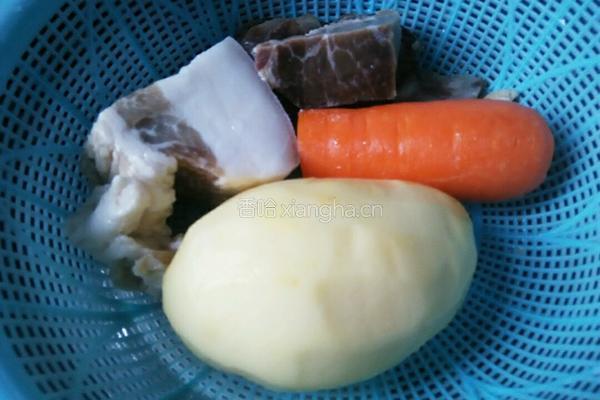 腊肉土豆焖饭的做法图解2