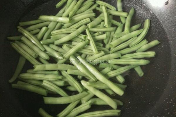 四季豆炒五花肉的做法图解3