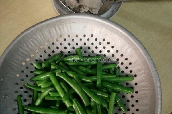 四季豆炒五花肉的做法图解4