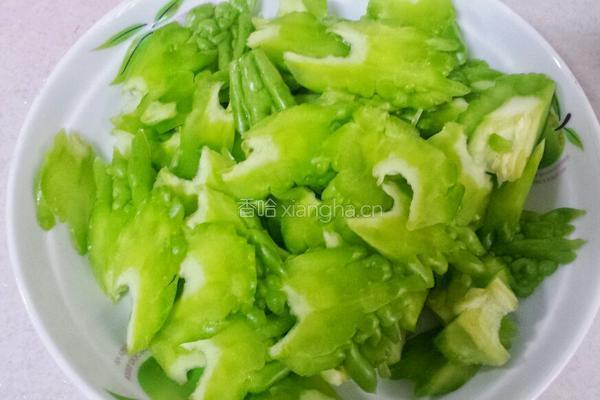 清炒苦瓜的做法图解2