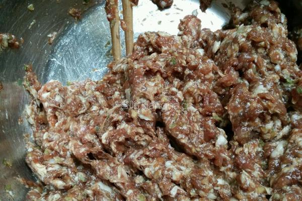 香菇 洋葱 辣椒 猪肉水饺的做法图解1
