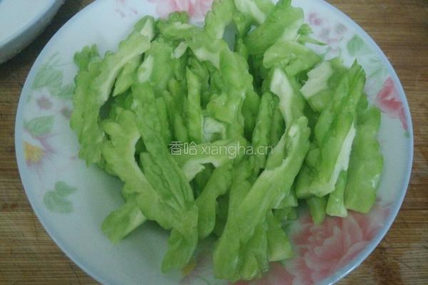 苦瓜炒蛋的做法图解1