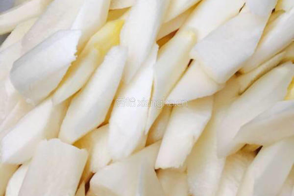 白芦笋炒腊肉的做法图解2