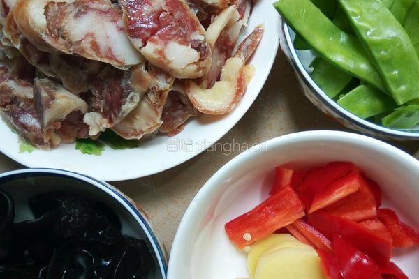 荷兰豆炒腊肠的做法图解1