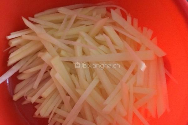 牛肉炒马铃薯丝。的做法图解3