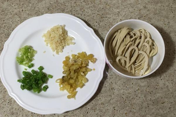 野山椒拌千张木耳的做法图解2