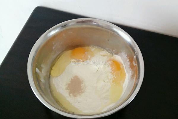 奶香鸡蛋发面椰汁饼的做法图解2