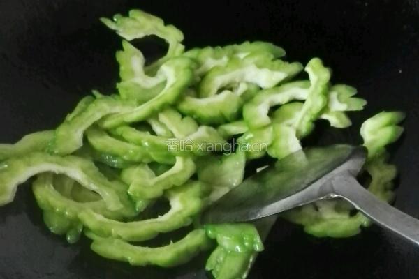 苦瓜炒蛋的做法图解4