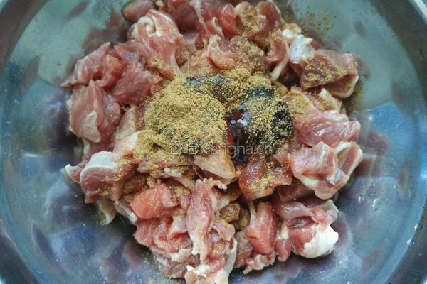 孜然牙签羊肉的做法图解3