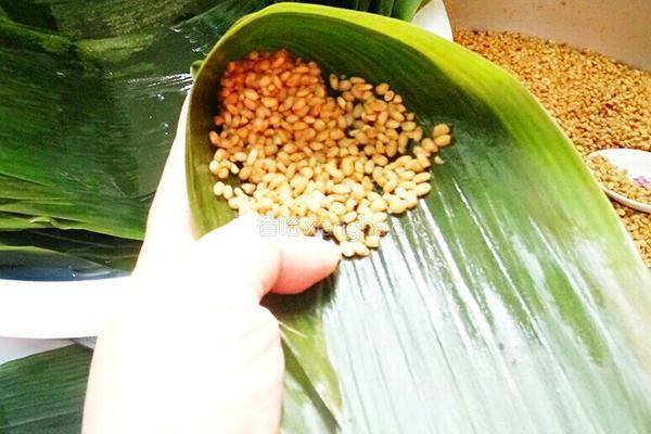 包粽子(蛋黄肉粽)的做法图解9