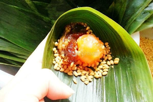 包粽子(蛋黄肉粽)的做法图解10