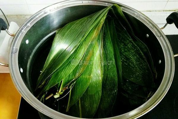 包粽子(蛋黄肉粽)的做法图解3