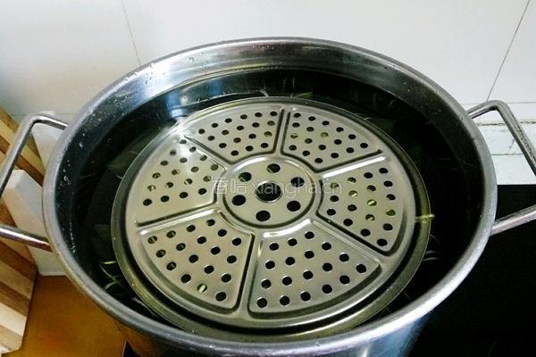 包粽子(蛋黄肉粽)的做法图解16