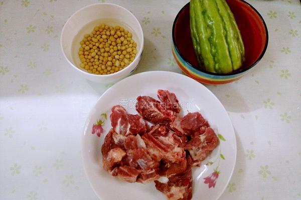 排骨苦瓜黄豆汤的做法图解1