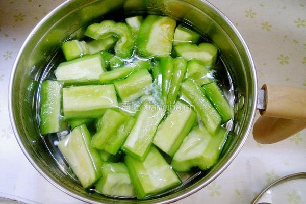 排骨苦瓜黄豆汤的做法图解5