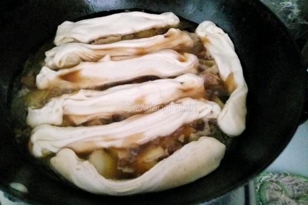 土豆炖肉粘卷子的做法图解7