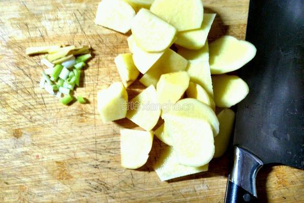 土豆炖鸡腿的做法图解1