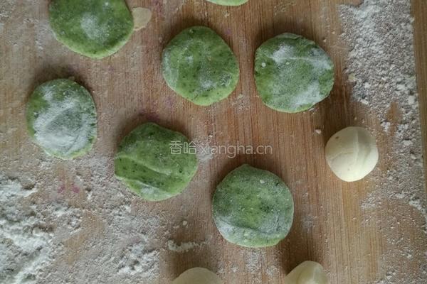 翡翠白菜饺子皮的制作的做法图解3