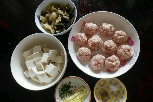 酸菜豆腐肉丸汤的做法图解1
