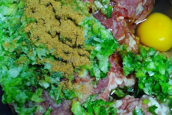 肉丸白菜汤的做法图解1