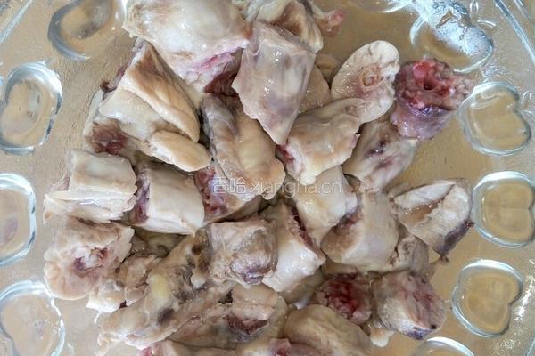 孜然风味鸡脖的做法图解2