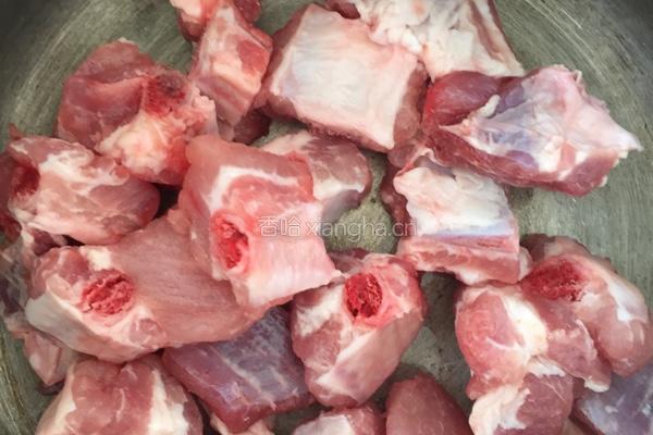 排骨苦瓜黄豆煲的做法图解1