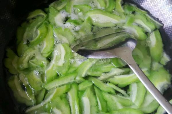 苦瓜炒肉的做法图解3