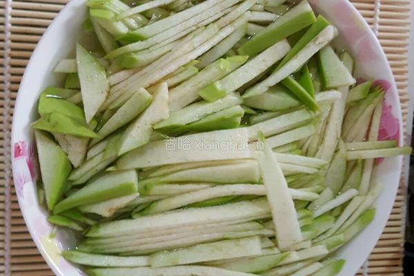 炝炒青茄丝的做法图解1