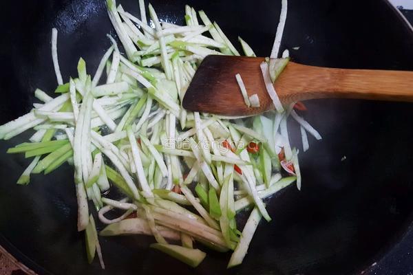 炝炒青茄丝的做法图解4