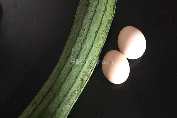 荷包蛋焖丝瓜的做法图解1