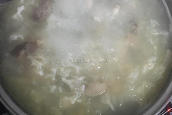 老母鸡炖银耳的做法图解3