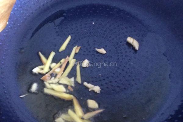莓干炒三色鸡丁的做法图解3