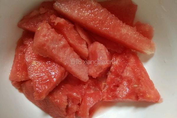 西瓜牛奶冰棒的做法图解1