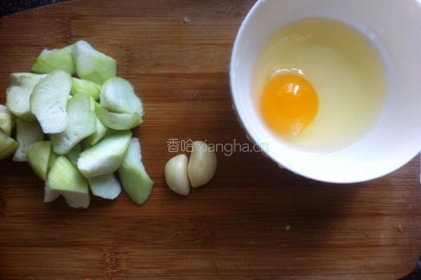 丝瓜蛋汤的做法图解1