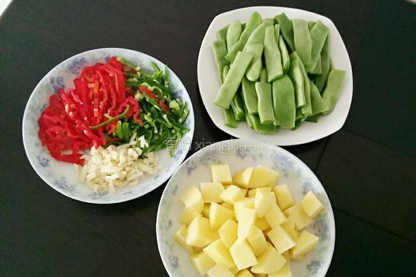 土豆炖豆角的做法图解3