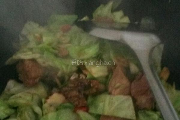 排骨酸菜炒包菜的做法图解3